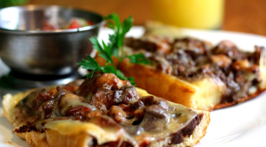 Molletes con chorizo