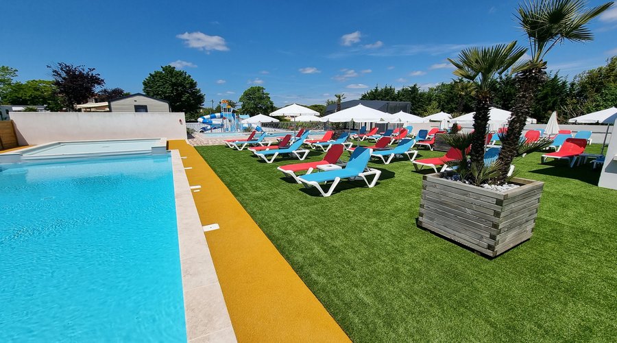 Plage piscine et piscine couverte