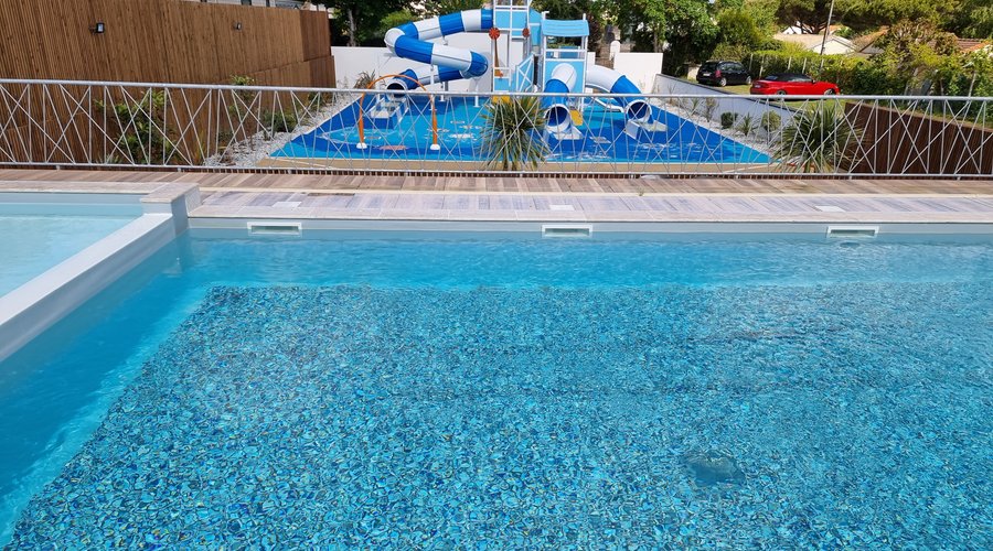Piscine couverte et toboggan