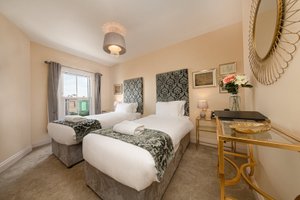 Room & Suite