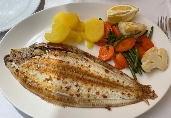 Lubina a la espalda Con patatas y salsa verde - Foto de Santa Ponsa, Calvià  - Tripadvisor