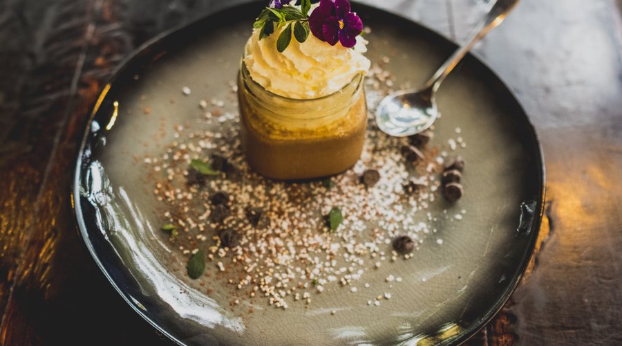 Flan de café y chocolate, con toques de menta y chips. Postre de autor. 