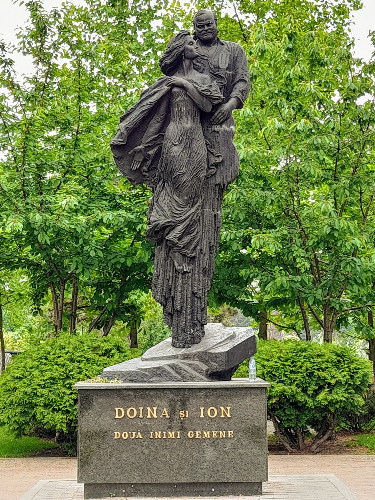 inject banjo Roux The Monument of Ion and Doina Aldea-Teodorovici (Chisinau) - All You Need  to Know BEFORE You Go