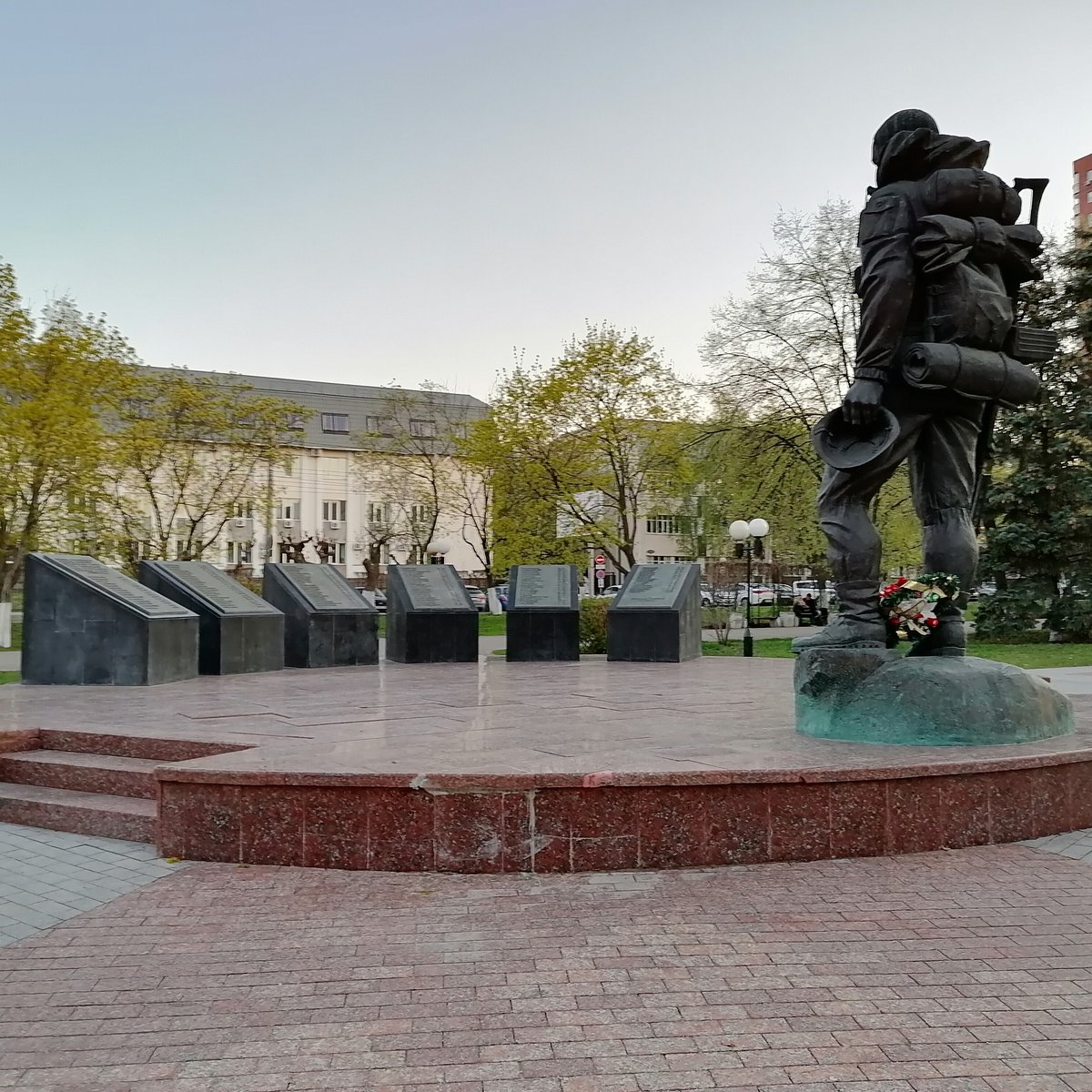 Кавказская пенза. Памятник воинам-пензенцам, погибшим на Северном Кавказе. Памятник воин Кавказ. Сквер у белых рос Пенза. Кавказ памятник победителю фото.