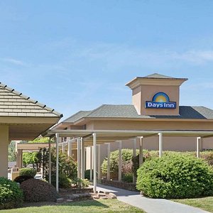 Welcome to the Days Inn Charlotte-Woodlawn