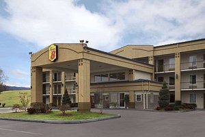 Super 8 by Wyndham Kingsport in Kingsport, image may contain: Hotel, Inn, Hospital, City