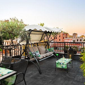 Trilussa Palace Hotel in Rome, image may contain: Balcony, Building, Terrace, Cup
