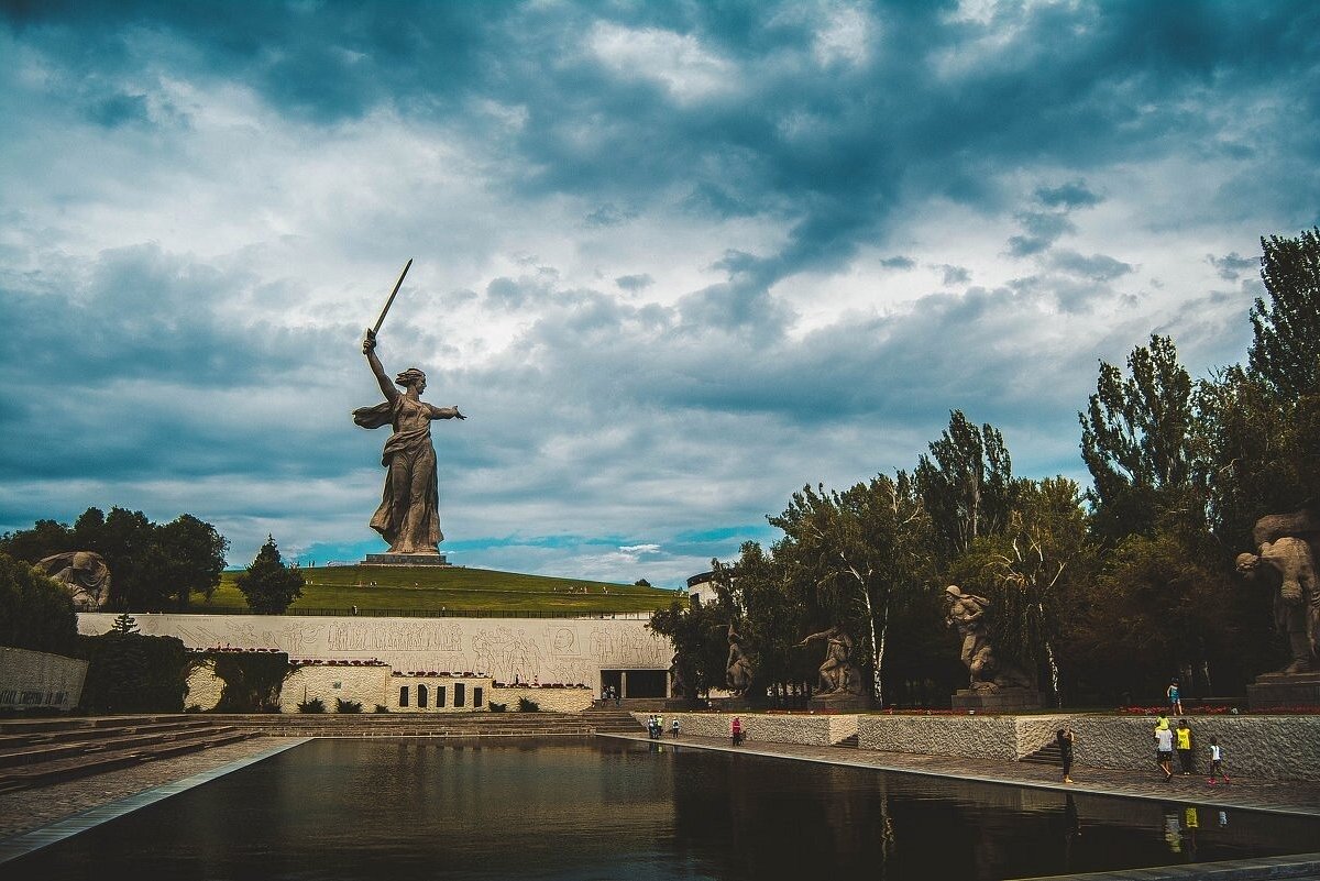 Волгоград туризм. Родина-мать Волгоград. Город Волгоград Родина мать. Монумент Победы в Волгограде. Скульптура Родина мать в Волгограде.