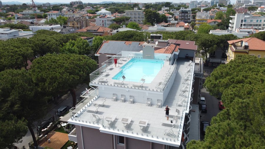 piscina in terrazza, vista dal drone