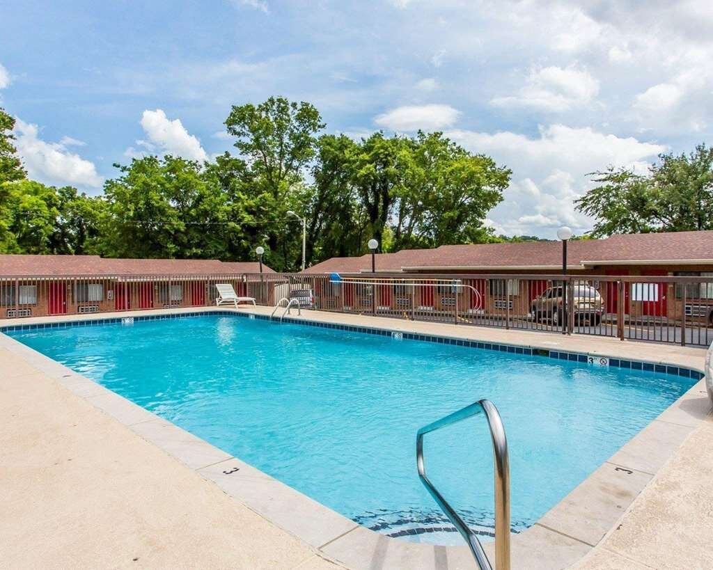 Econo Lodge North Pool: Pictures & Reviews - Tripadvisor