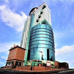 Grand Paragon front