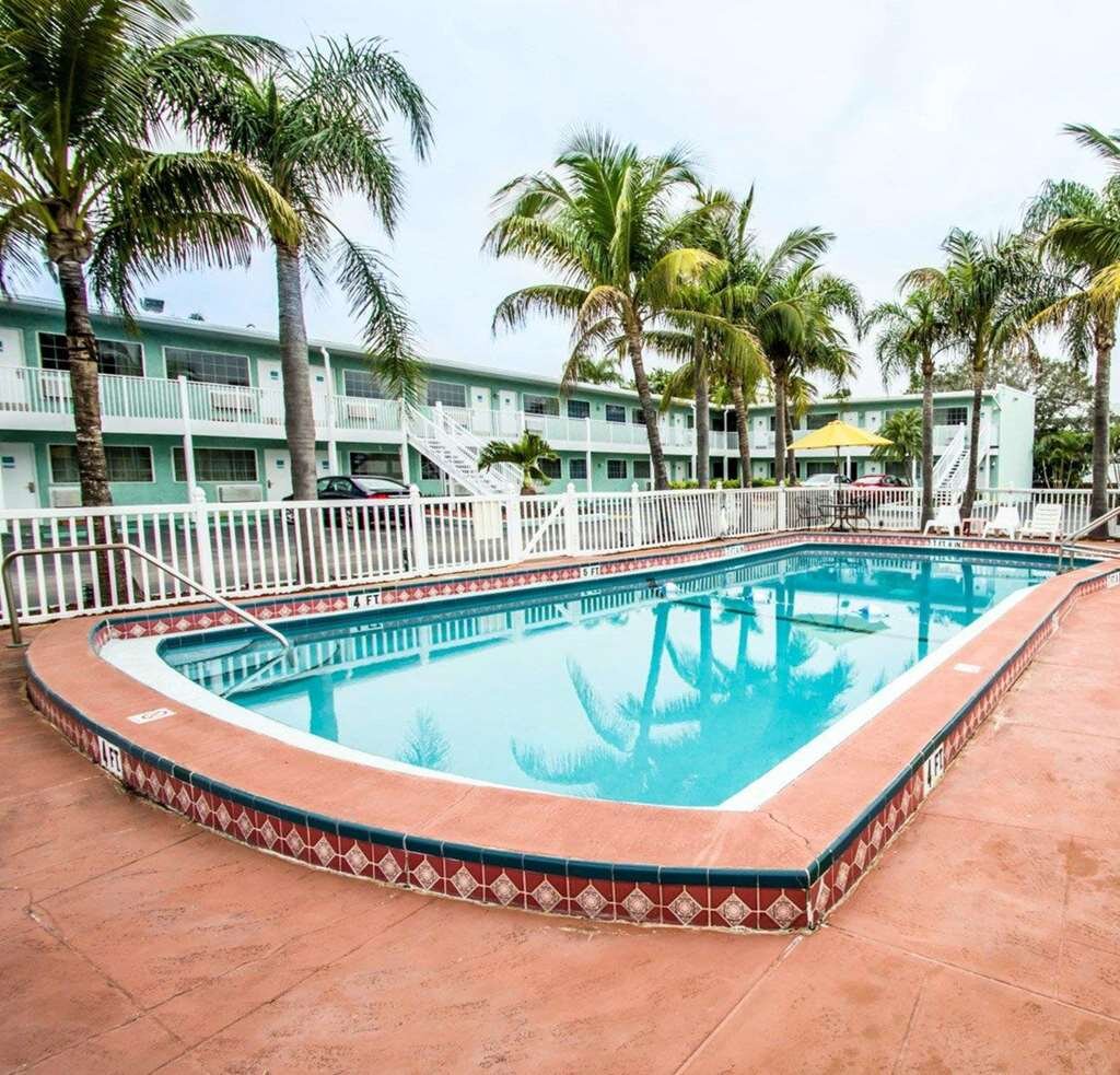 Econo Lodge Cocoa Beach Near The Port Pool Pictures Reviews   Outdoor Pool With Sundeck 