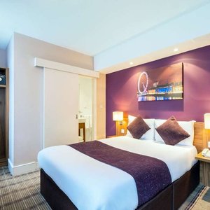 Guest room with double bed(s)