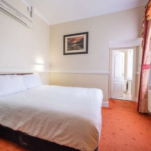 Guest room with double bed(s)