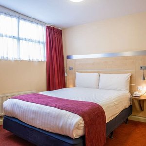 Guest room with double bed(s)