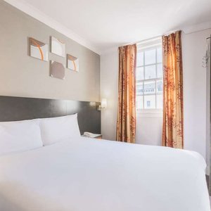 Guest room with double bed(s)