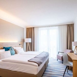 Guest room with double bed(s)