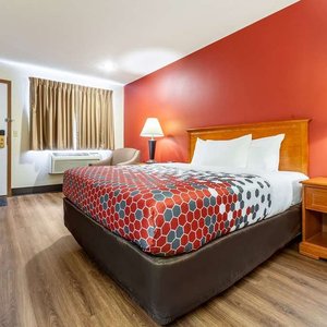 Guest room with queen bed(s)