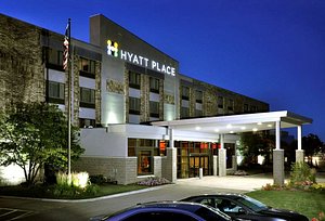 Hyatt Place Milwaukee Airport in Milwaukee, image may contain: Hotel, Office Building, Inn, Car