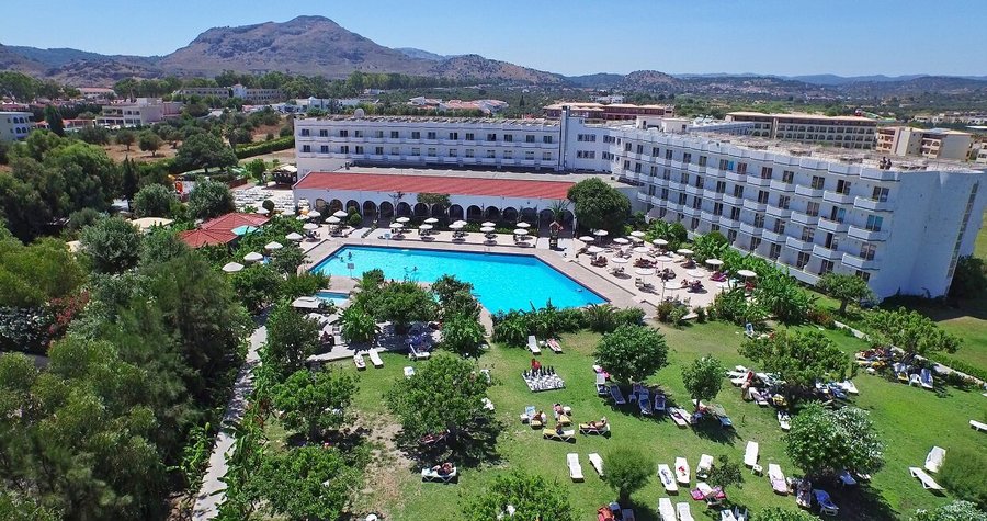 The pool and the garden offer the serenity needed for relaxed vacation. The natural shadow of the trees distress and regenerates our customers