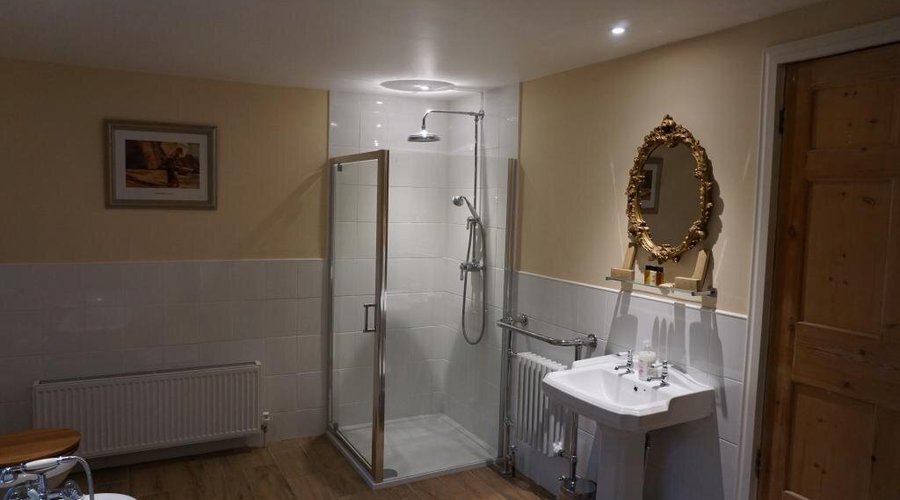 The Mulberry Suite bathroom