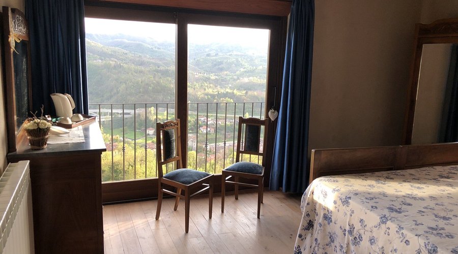 Terrazza sulla vallata e vista dalla camera Rosalia
