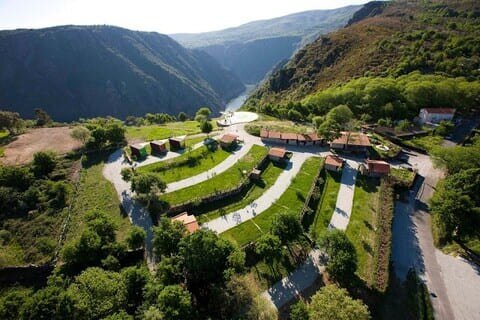Único camping en la Ribera Sacra Ourensana. También servicio para autocaravanas. Restaurante A Mirada Máxica.
