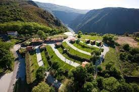 Ünico Camping en la Ribeira Sacra ourensana. Servicio de Cafetería Restaurante en "A Mirada Máxica". Servicios para tiendas de campaña, autocaravanas y alojamiento en preciosas casitas de madera rodeadas de naturaleza.