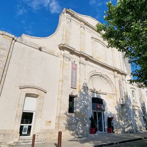 La façade surprenante de l'IBIS Vieux Port à La Rochelle