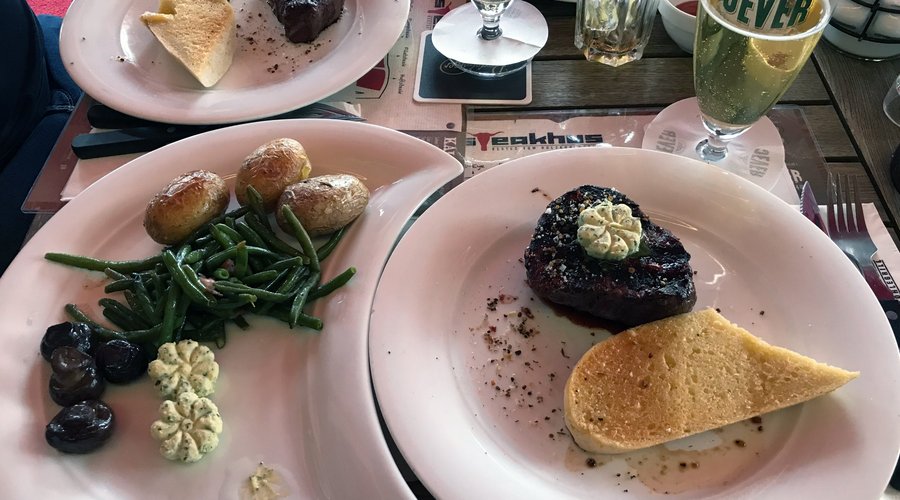 Filetsteak mit Kartoffeln und Bohnen