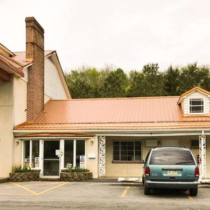 MH RelaxInn Altoona PA Property Exterior
