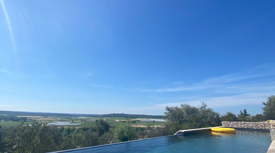 Piscine à débordement de 16 mètres de long avec vue imprenable sur la Vaunage