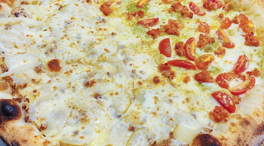 Pizza mitad pera, noci e gorgonzola y mitad deliziosa (crema de brocoli, chorizo, tomate cherry y parmesano)