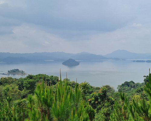 Waduk jatigede terletak di kabupaten sumedang provinsi jawa barat dapat ditempuh sekitar 2 jam dengan kendaraan bermotor dari kota Bandung. Untuk masuk ke kawasan ini tidak dipungut biaya yang mahal hanya dikenakan biaya parkir sebesar Rp.25.000. Waduk yang dahulu nya adalah perkampungan padat penduduk kini dijadikan tempat wisata air. Banyak terdapat perahu perahu yang disewakan dengan harga terjangkau. Gerai makanan pun sudah tersedia meskipun belum terlalu banyak.