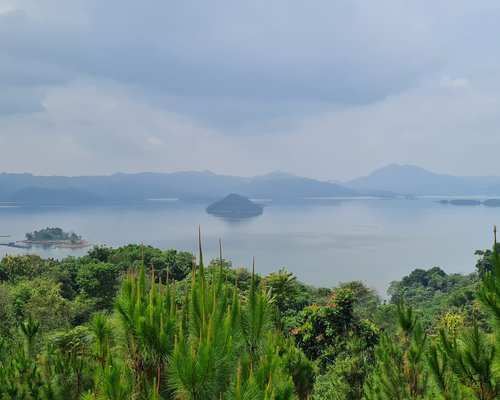 Waduk jatigede terletak di kabupaten sumedang provinsi jawa barat dapat ditempuh sekitar 2 jam dengan kendaraan bermotor dari kota Bandung. Untuk masuk ke kawasan ini tidak dipungut biaya yang mahal hanya dikenakan biaya parkir sebesar Rp.25.000. Waduk yang dahulu nya adalah perkampungan padat penduduk kini dijadikan tempat wisata air. Banyak terdapat perahu perahu yang disewakan dengan harga terjangkau. Gerai makanan pun sudah tersedia meskipun belum terlalu banyak.
