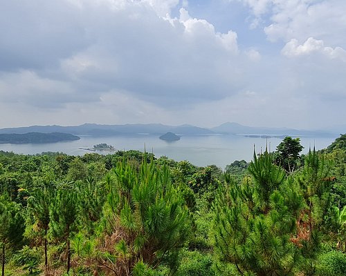 Waduk jatigede terletak di kabupaten sumedang provinsi jawa barat dapat ditempuh sekitar 2 jam dengan kendaraan bermotor dari kota Bandung. Untuk masuk ke kawasan ini tidak dipungut biaya yang mahal hanya dikenakan biaya parkir sebesar Rp.25.000. Waduk yang dahulu nya adalah perkampungan padat penduduk kini dijadikan tempat wisata air. Banyak terdapat perahu perahu yang disewakan dengan harga terjangkau. Gerai makanan pun sudah tersedia meskipun belum terlalu banyak.