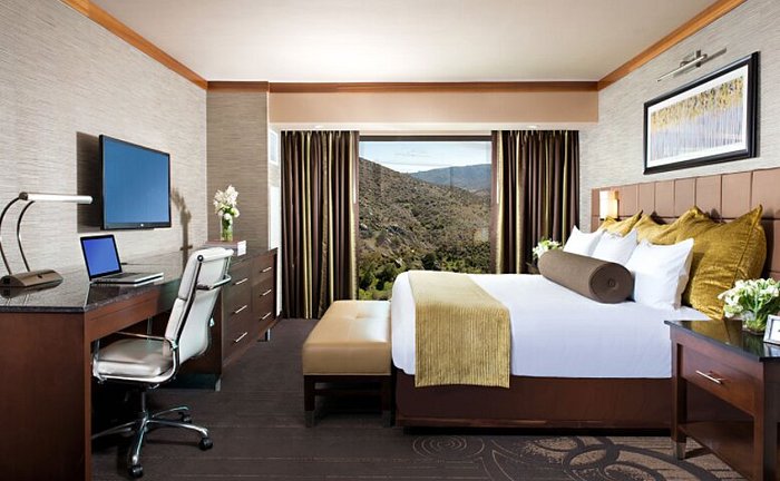 how much do hotel managers make in california