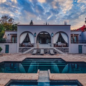 Piscina con agua templada y a un lado un jacuzzi con burbujas