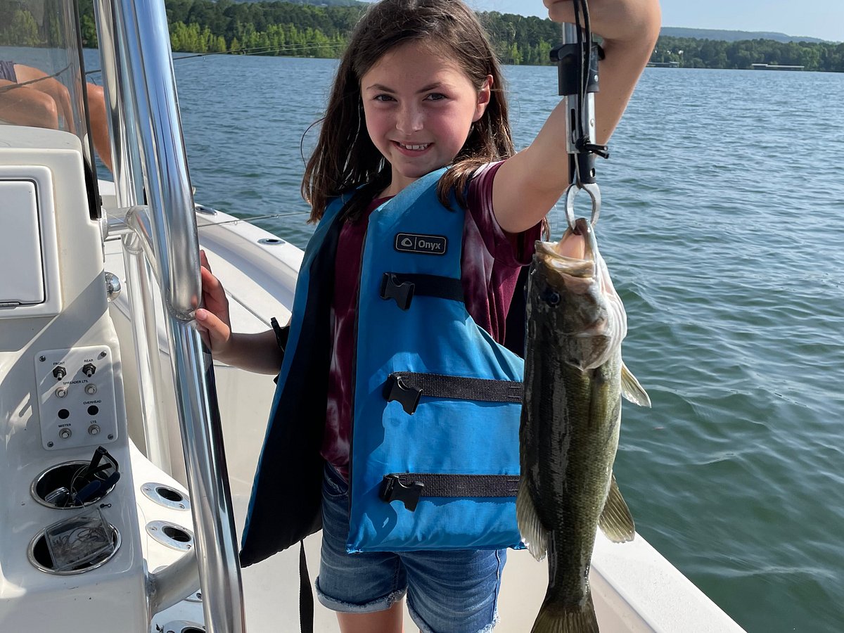 WOMEN'S GUIDE ON WHAT TO WEAR WHILE FISHING – Girl of 10,000 Lakes