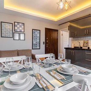 Deluxe 1 and 2 Bedroom furnished Apartments.
Ideal for families, couples and solo travelers.