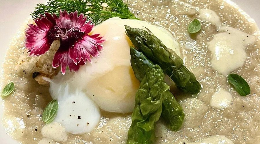 Uovo 63, asparagi, gocce di pecorino e pane raffermo 