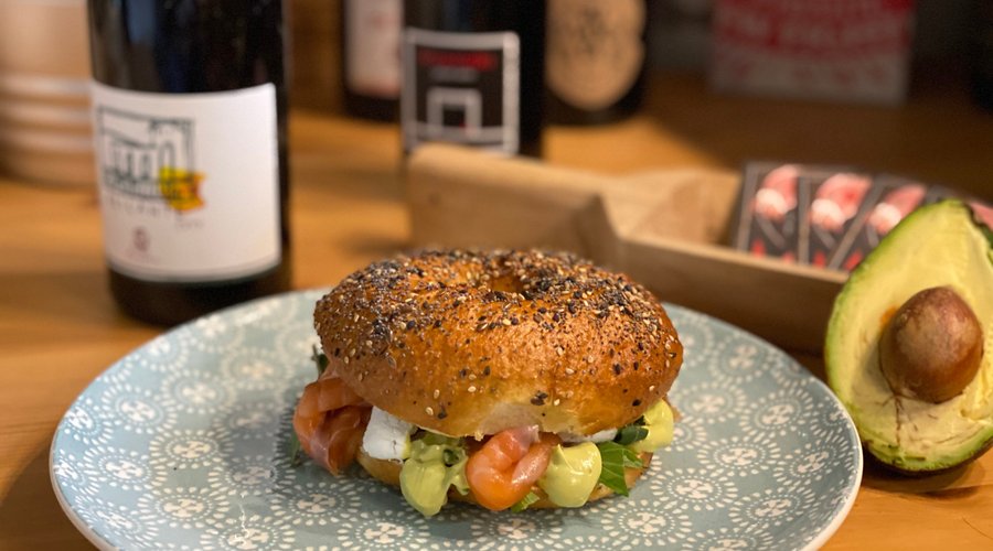 Bagel fatto in casa, salmone marinato ed affumicato, rucola, maionese d’avocado e caprino con le erbette 