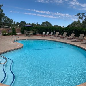 Beautiful Shenandoah Inn!  This place was spotless!  Beautiful  view. They provided 7 pillows for 2 queen beds and fresh towels by the pool. The owner, Ken, is a super guy and wants to make sure his guests are happy. Great place to stay when wine tasting. Mexican restaurant and  breakfast place are right next door.