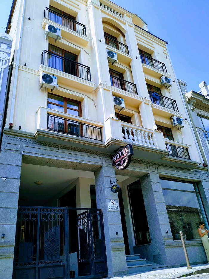 Гога отель. Гостиница в Батуми. Крутой отель в Батуми. Rooms Hotel Batumi. Отель параграф Батуми.