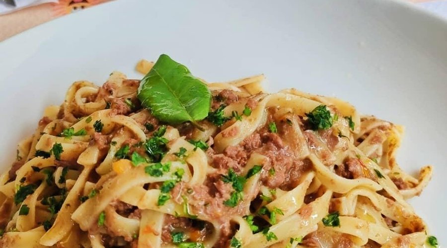 Tagliatelle al ragù di cervo,patate fritte e fagioli con cipolla