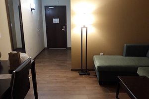 comfort inn choice hotel , WV. argument with guest and front desk empl, rude employee comfort inn