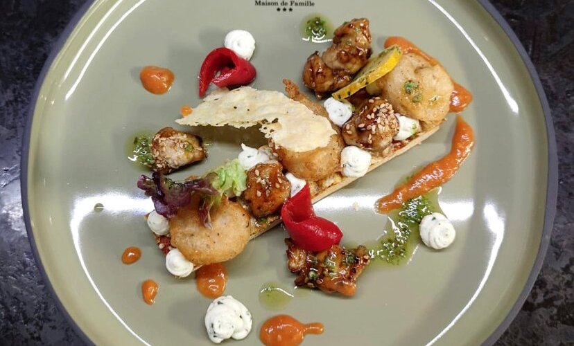 Croustillant à la tomate, aileron de poulet, gambas, brousse et coulis de piquillos - été 2021