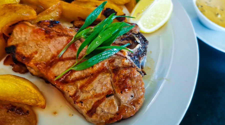 Deliciosos pratos. Costoleta de vitela aromatizada.