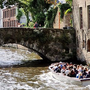 canal boat trips in bruges