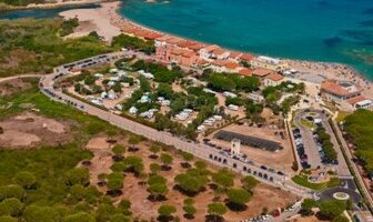 Veduta dell'Hotel e di Vignola Mare con la Torre Aragonese